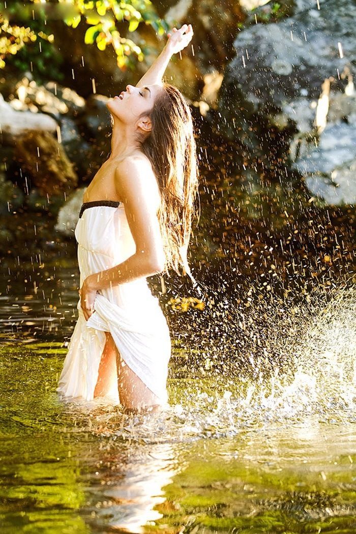 Marie Avgeropoulos in Monrovia