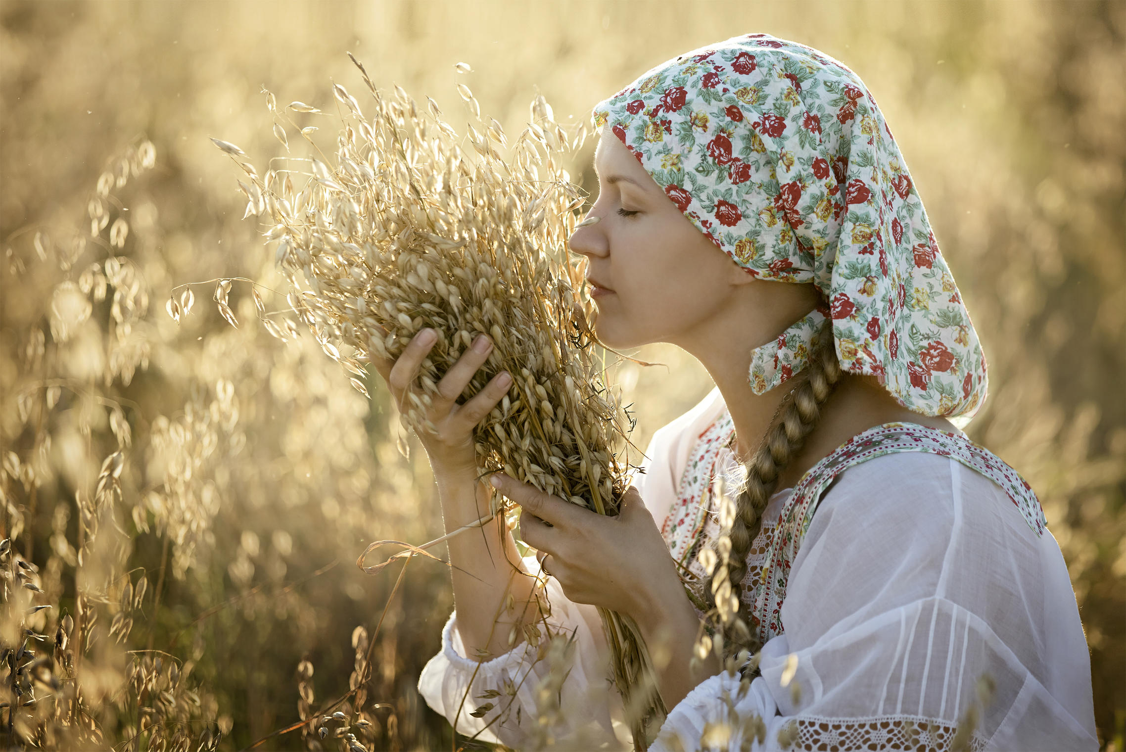 Photo Women in Slavic costumes in Monrovia