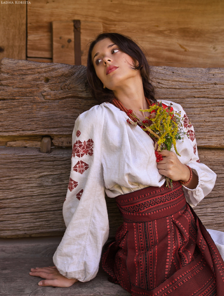 Girls in Slavic costumes in Monrovia