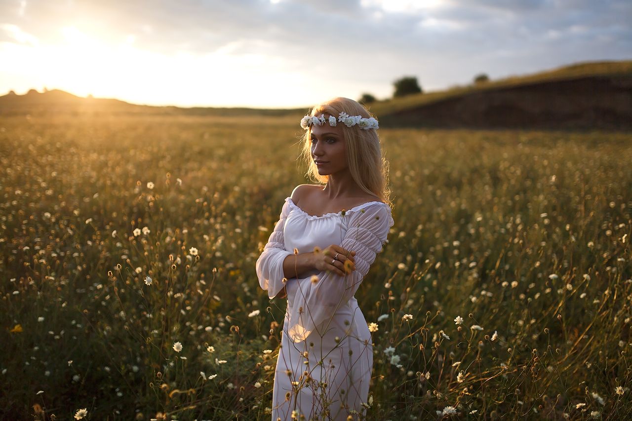 Girls in Slavic costumes in Monrovia